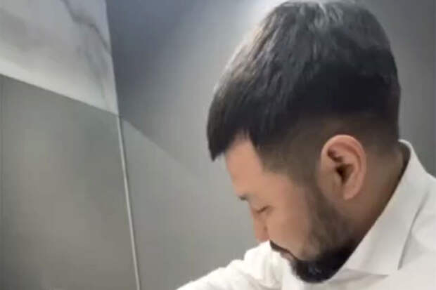 Мэр Якутска Григорьев вылил подаренный ему алкоголь и призвал заниматься спортом