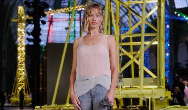 Марго Робби вышла в свет в прозрачной майке и с новым имиджем