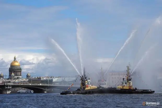Парад «Метеоров» и вальс буксиров в Петербурге. Посмотрите, как это было