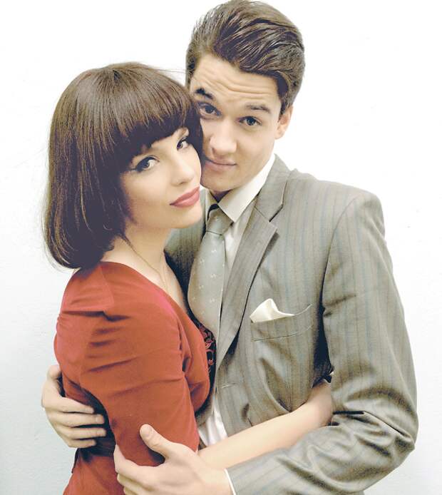 Ксения и звезда «Молодежки» Иван Жвакин стали яркой актерской парой. Они встретились на съемках и влюбились друг в друга с первого взгляда