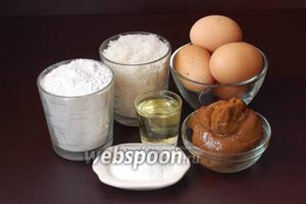 Для приготовления карамельного бисквита в мультиварке нам понадобится вареное сгущённое молоко, яйца, сахар, мука, разрыхлитель, подсолнечное масло.