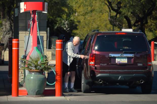 Трамп рассказал о причинах снижения цен на бензин