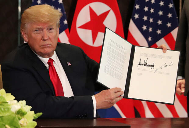 Трамп показывает подписанный документ