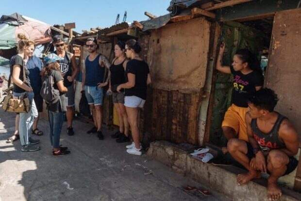 Туристы в трущобах