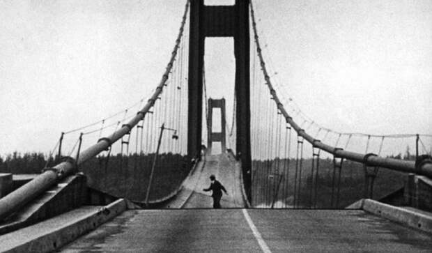 Единственный водитель спасается во время крушения Такомского моста. США, 1940 год. история, ретро, фото