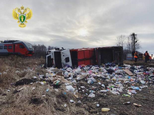 Мужчина погиб после столкновения грузовика и поезда под Челябинском