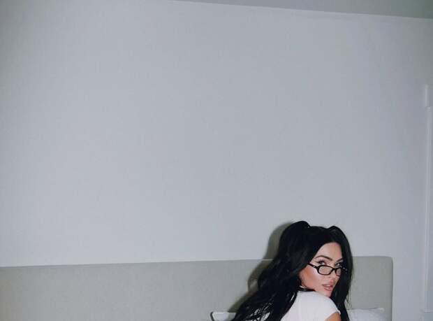 Актриса Меган Фокс выложила фото в трусах и чулках