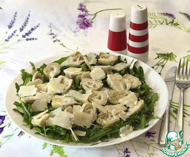 Салат с руколой, артишоками и сыром