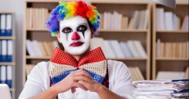 Новозеландец пришел увольняться с клоуном, который рыдал и делал пуделей из шариков