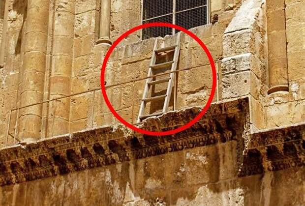 Символ раздора или примирения: Почему «Недвижимая лестница» в Храме гроба Господня веками стоит на о