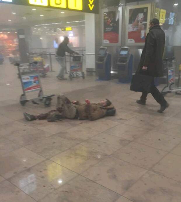 Раненный на полу аэропорта Завентем. Фото: Твиттер @mamukabuka 