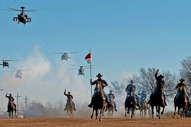 Первая кавалерийская дивизия во время ежегодного представления. Бригада АА. Лошади все еще используются американскими военными. 