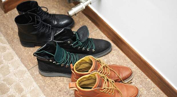 Обувь, расставленная на полу, выглядит неаккуратно. / Фото: Zhenskij.mirtesen.ru