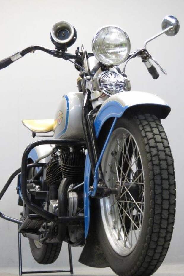 Старинный мотоцикл Harley Davidson VL1200 1936