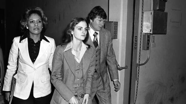 Патти Херст покидает федеральное здание в Сан-Франциско после вынесения приговора по обвинению в ограблении банка, 12 апреля 1976 года. Фото: © AP Photo