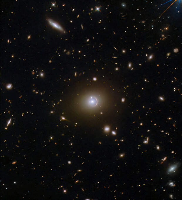 NASA показало кольцо Эйнштейна из трёх галактик, одна из них — в 19,5 млрд световых лет от Земли