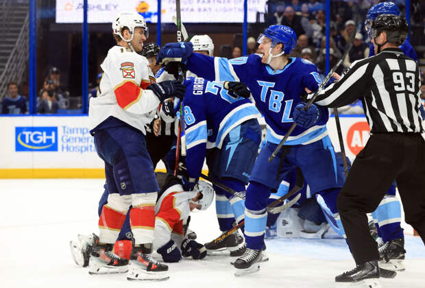 Хоккеисты клубов НХЛ устроили массовую драку после фола на Кучерове