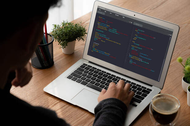 Россиянка считала, что ее коллега по работе ничего не делает и устроила слежку
