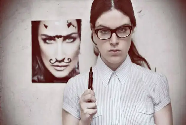 Часто завидовать.