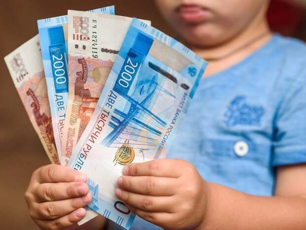 В Госдуме одобрили выплаты в августе 10 000 рублей на детей до 16 лет