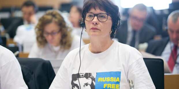 Евродепутат похвасталась сожжением платья цветов георгиевской ленты