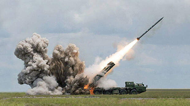 Сейчас много и часто упоминают американскую систему залпового огня M142 HIMARS. Очень часто её восхищаются, дескать, ракеты летят на огромное расстояние и при этом могут попасть в форточку.-7