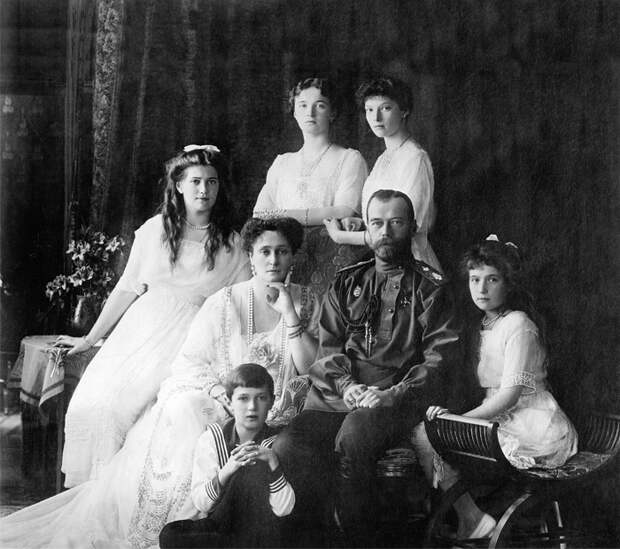 Семья Николая II: Александра Федоровна и дети — Ольга, Татьяна, Мария, Анастасия и Алексей. 1913 г. 
