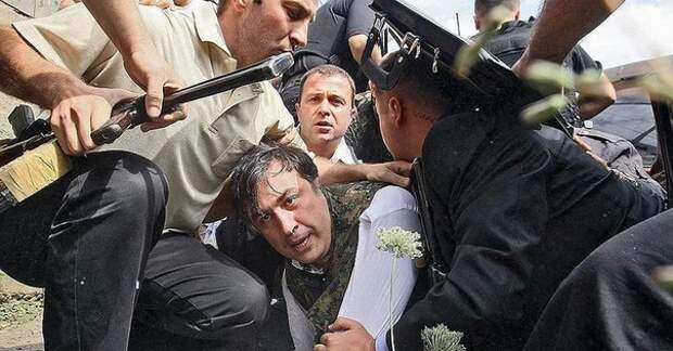 Спасение президента Грузии Михаила Саакашвили во время предполагаемого российского авианалёта. Гори. Грузия. Август 2008 года.