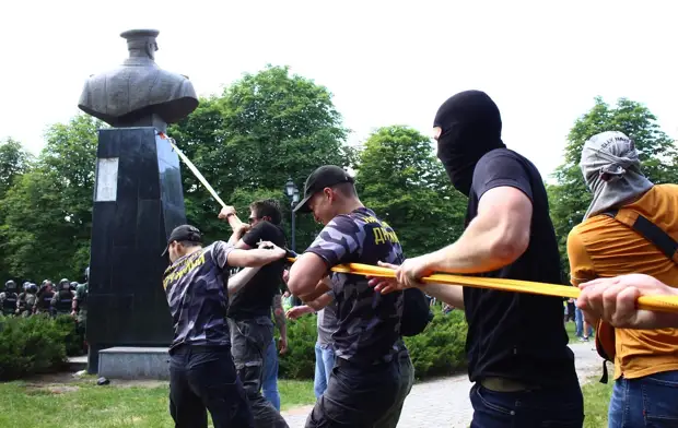 «Процедуру легко затянуть»: почему на Украине до сих пор не составлен реестр памятников Второй мировой войны