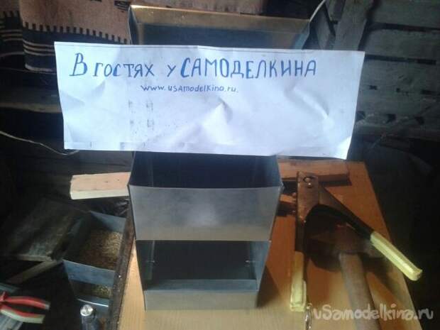 Автоматическая бункерная кормушка для ушастых питомцев кролей