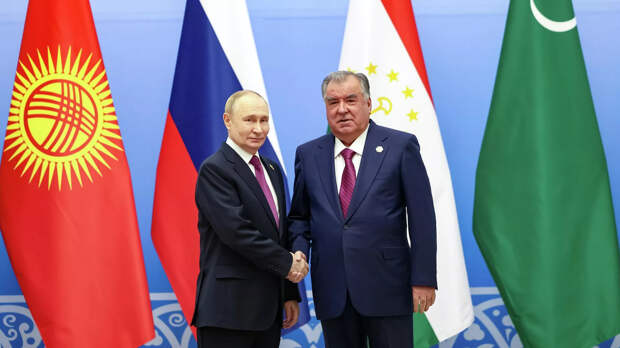 Президент России Владимир Путин и президент Таджикистана Эмомали Рахмон на церемонии фотографирования глав государств — участников Второго саммита Россия — Центральная Азия - РИА Новости, 1920, 14.10.2025