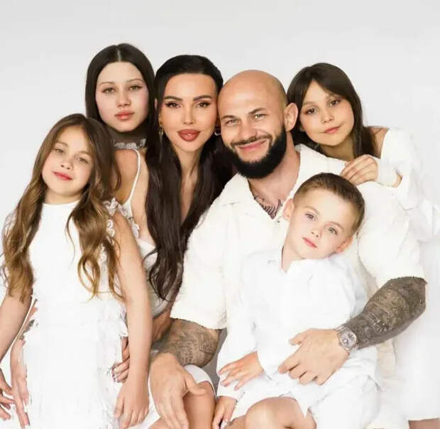 Оксана Самойлова и Джиган с детьми