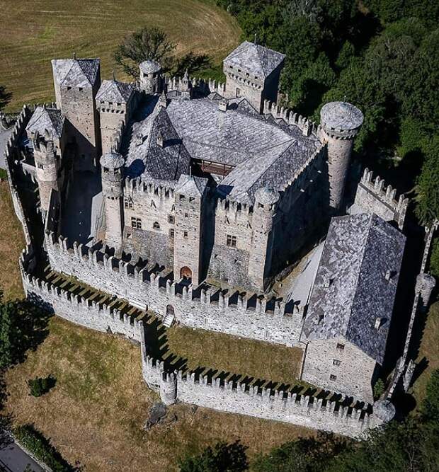 К концу XIV замок был обнесен двойной крепостной стеной (Castello di Fenis, Италия). | Фото: italian-traditions.com.
