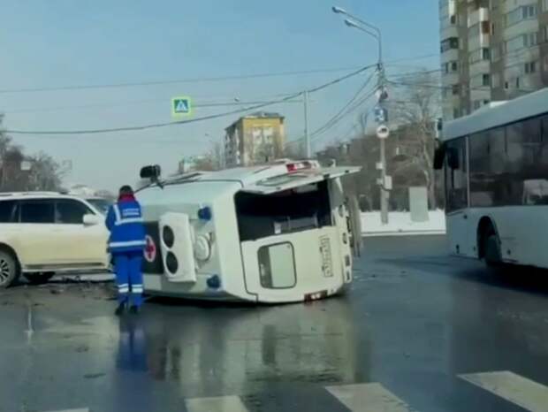 Скорая с пациенткой опрокинулась после столкновения с Lexus в Южно-Сахалинске