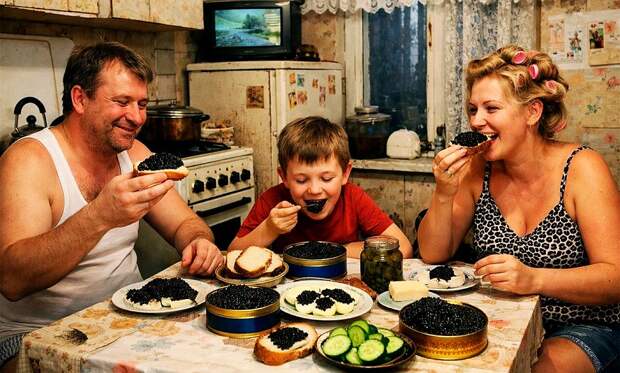 «Уймитесь, обжоры!»: Россиян попросили не есть больше 15-20 граммов чёрной икры в день. Вы тоже переедаете икру?