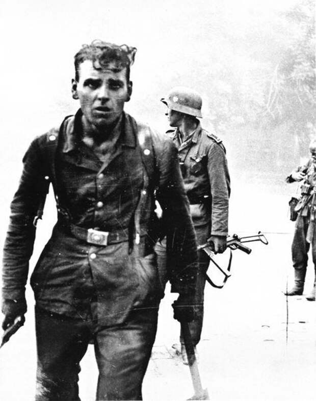 Немецкие солдаты после боя на улицах Новороссийска. 1943 г. Великая Отечественная Война, архивные фотографии, вторая мировая война