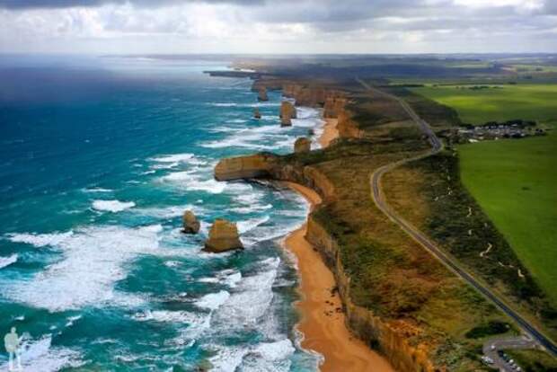 Великая океанская дорога в Австралии - это 243 километра, которые тянутся вдоль океанского побережья в штате Виктория.