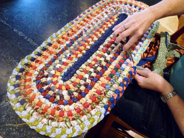 Плетеный коврик из лоскутков. | Фото: Pinterest.