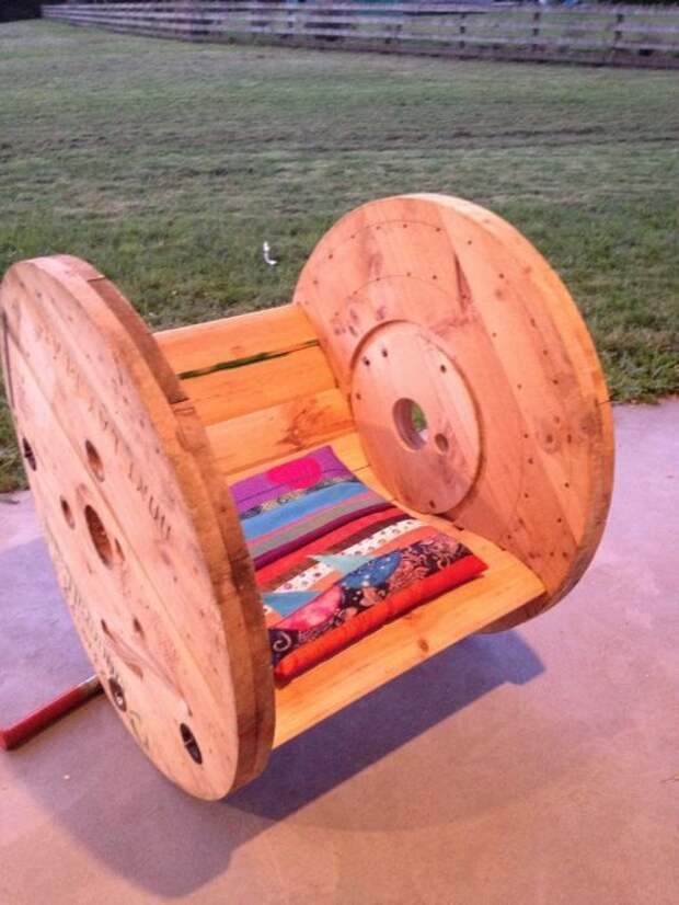 кресло из деревянной катушка, кресло-качалка из деревянной катушки, из катушки для намотки кабелей