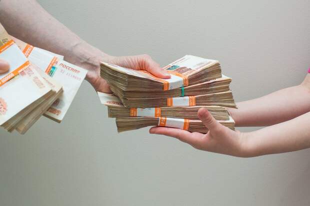 Российские банки хотят обязать согласовывать кредиты с родственниками клиентов