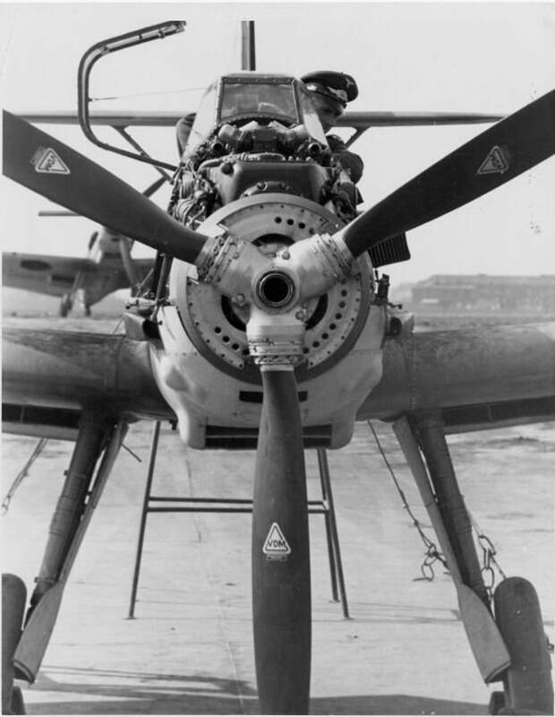 Немецкий пилот в кабине Bf-109 во время пристрелки вооружения истребителя Великая Отечественная Война, архивные фотографии, вторая мировая война
