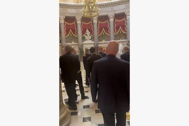 Экскурсия для депутатов Госдумы в американском Конгрессе попала на видео