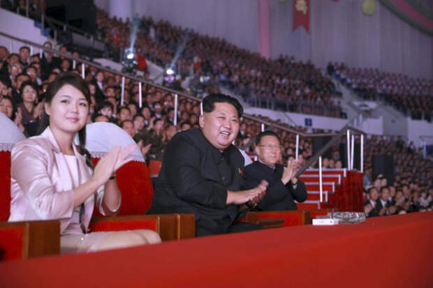 Ли Соль Чжу часто появляется на публике с мужем и носит демократичные наряды.