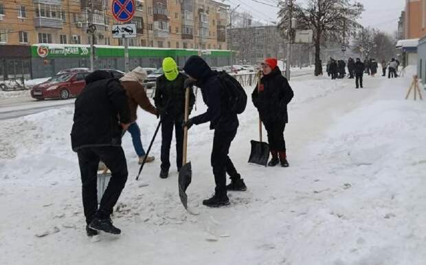 В Рязани студенты и сотрудники РГРТУ почистили снег у вуза