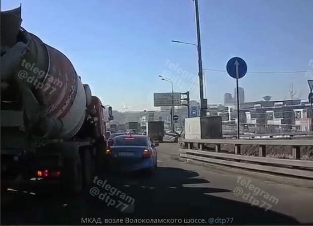 На Волоколамском шоссе ученик водителя не разъехался с бетономешалкой