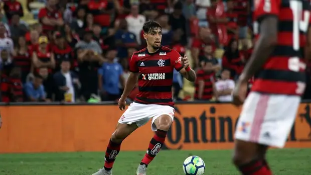 Футболисты помогли автомобилю скорой помощи покинуть поле в игре чемпионата Бразилии