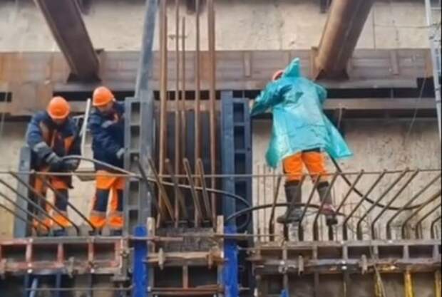 Строители начали формировать остов станционного комплекса на площади Свободы