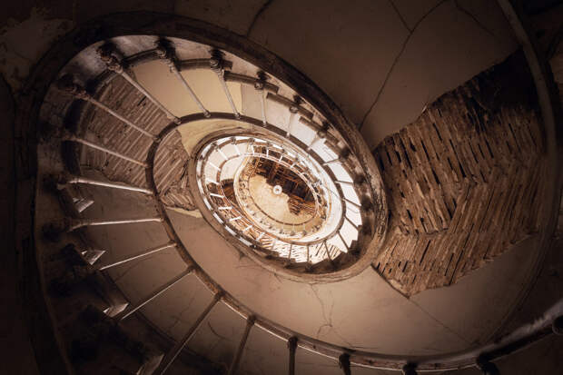 Завораживающий дизайн старинных лестниц