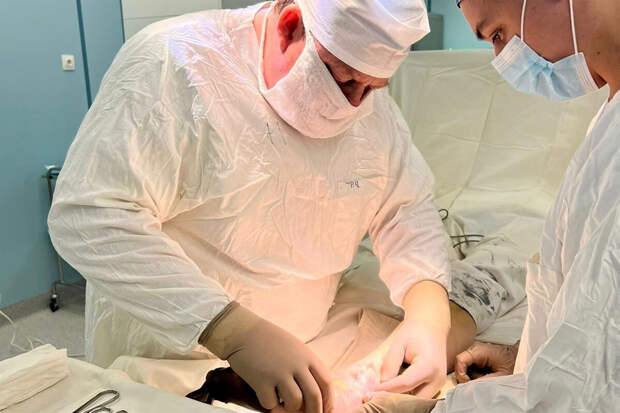 В Вологде врачи спасли мужчину с отрезанной циркулярной пилой рукой