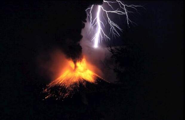 Вулканическая молния, которая образуется в облаке пепла, поднимающегося из жерла вулкана во время извержения.